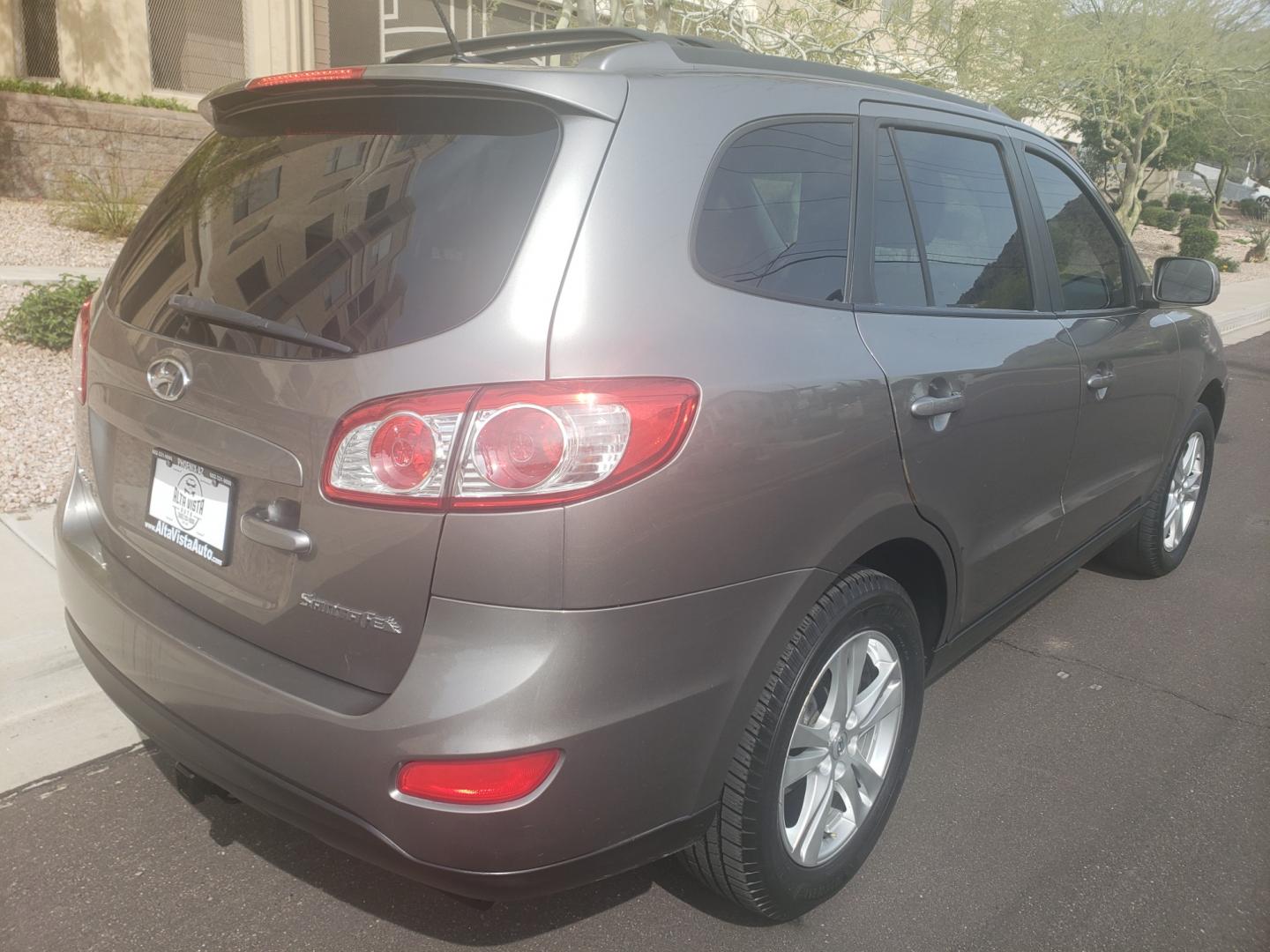 2011 gray /gray Hyundai Santa Fe SE (5XYZH4AG2BG) with an 3.5L V6 DOHC 24V engine, 6-Speed Automatic transmission, located at 323 E Dunlap Ave., Phoenix, AZ, 85020, (602) 331-9000, 33.567677, -112.069000 - 2011 Hyundai Santa Fe SE,......A Must See!! No accidents, Ice cold AC. The car is gorgeous inside and out. Power windows, Power door locks, Stereo/cd/mp3 Player, Phone sync, Bluetooth, Satellite compatible, Beautiful gray interior with gray leather seats in near perfect condition, Incredible gas mil - Photo#3